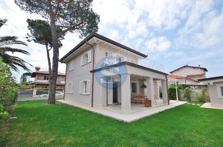 Foto Villa unifamiliare a Pietrasanta di 160 m² con 12 locali in affitto