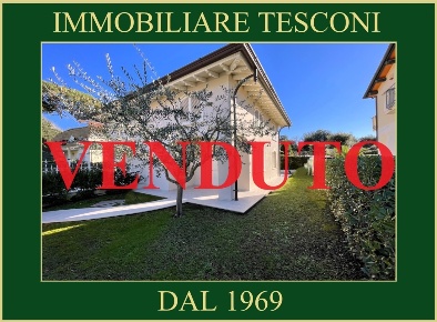 Foto Villa bifamiliare a Pietrasanta di 93 m² con 5 locali in vendita