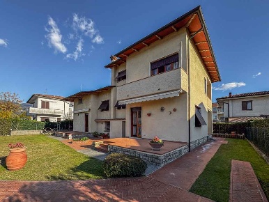 Foto Villa unifamiliare in Via Gaetano Donizetti, Pietrasanta di 280 m²