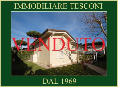 Foto Villa bifamiliare a Pietrasanta di 218 m² con 7 locali in vendita