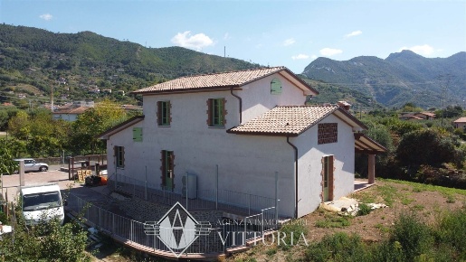 Foto Villa unifamiliare a Pietrasanta di 300 m² con 8 locali in vendita