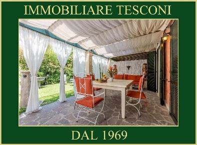 Foto Villa bifamiliare in viale roma, Pietrasanta di 97 m² con 6 locali