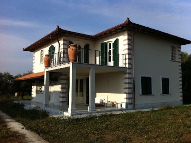 Foto Villa unifamiliare a Pietrasanta di 250 m² con 13 locali in vendita