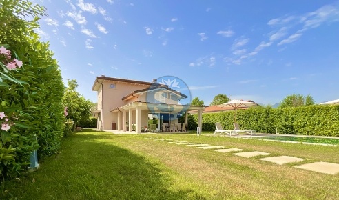 Foto Villa unifamiliare a Pietrasanta di 215 m² con 11 locali in affitto