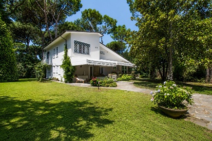 Foto Villa unifamiliare a Pietrasanta di 280 m² con 11 locali in vendita