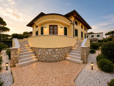Foto Villa unifamiliare in Via candia, Pietrasanta di 390 m² con 16 locali