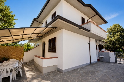 Foto Villa bifamiliare a Pietrasanta di 80 m² con 4 locali in vendita