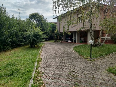 Foto Villa unifamiliare a Massarosa di 300 m² con 8 locali in vendita