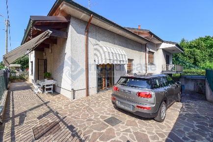 Foto Villa unifamiliare a Meda di 350 m² con 4 locali in vendita