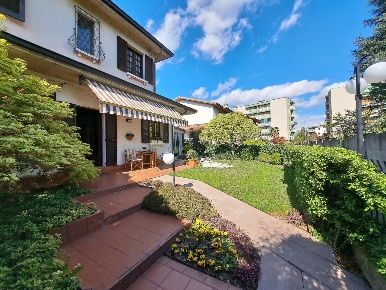 Foto Villa unifamiliare in Via Roma, Gorgonzola di 183 m² con 4 locali