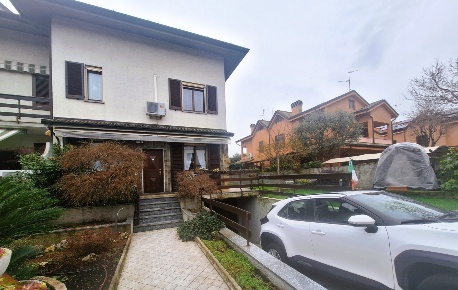 Foto Villa unifamiliare in VIA EMILIA ROMAGNA, Gorgonzola di 260 m²