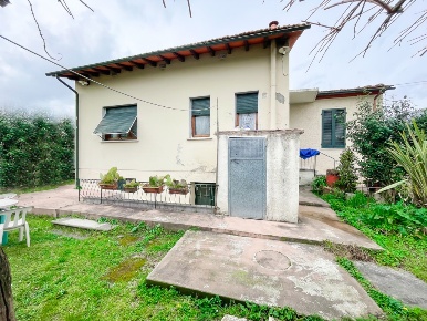 Foto Villa unifamiliare a Pietrasanta di 120 m² con 6 locali in vendita