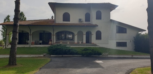 Foto Villa unifamiliare a Pietrasanta di 610 m² con 10 locali in vendita