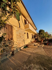 Foto Villa unifamiliare a Pietrasanta di 440 m² con 10 locali in vendita