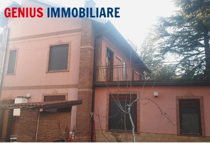 Foto Villa unifamiliare a Biancavilla di 220 m² con 10 locali in vendita