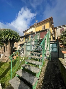 Foto Villa unifamiliare a Pietrasanta di 220 m² con 8 locali in vendita