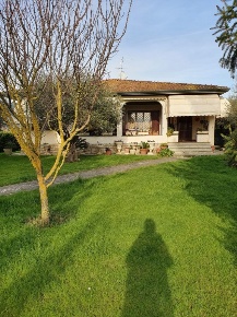 Foto Villa unifamiliare a Pietrasanta di 140 m² con 7 locali in vendita