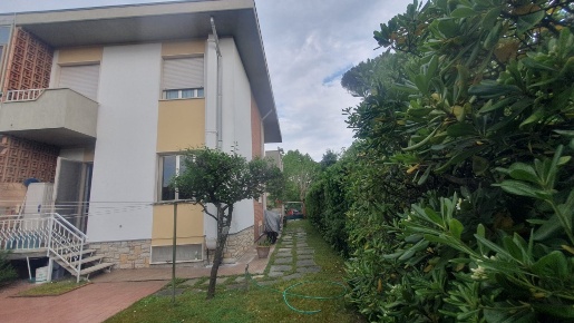 Foto Villa unifamiliare a Pietrasanta di 168 m² con 8 locali in vendita
