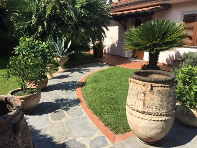 Foto Villa unifamiliare a Pietrasanta di 120 m² con 5 locali in vendita