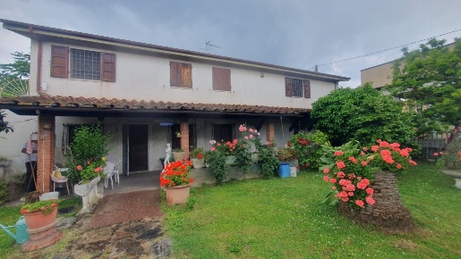 Foto Villa unifamiliare a Pietrasanta di 110 m² con 6 locali in vendita