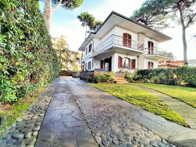 Foto Villa unifamiliare a Pietrasanta di 120 m² con 6 locali in vendita