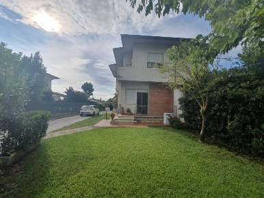 Foto Villa unifamiliare a Pietrasanta di 110 m² con 5 locali in vendita