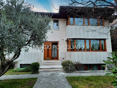 Foto Villa unifamiliare in Viale Brigata Treviso 22, Treviso di 567 m²