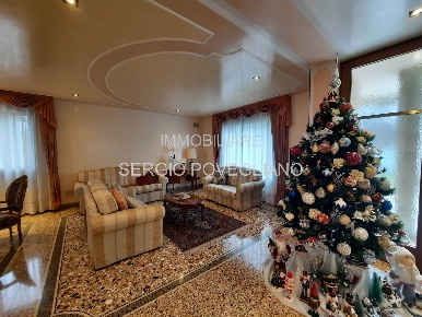 Foto Villa unifamiliare in Viale Brigata Treviso 22, Treviso di 567 m²