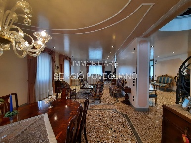 Foto Villa unifamiliare in Viale Brigata Treviso 22, Treviso di 567 m²