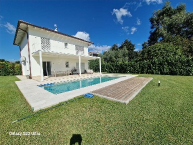Foto Villa unifamiliare in Via Basilicata, Pietrasanta di 200 m² in vendita