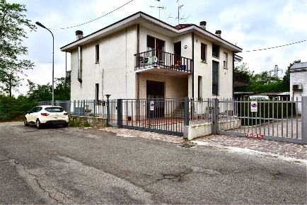 Foto Appartamento in Via Lazzaretto 12, Meda di 160 m² con 5 locali