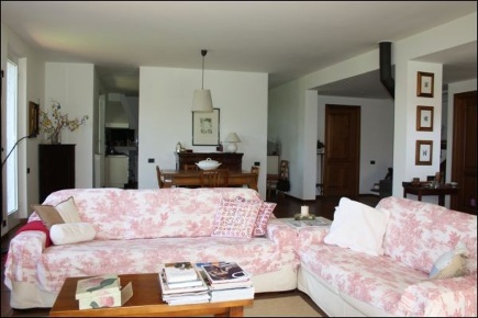 Foto Villa unifamiliare a Sarzana Centro di 160 m² con 8 locali in vendita