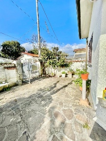 Foto Villa singola a Pietrasanta di 70 m² con 4 locali in affitto