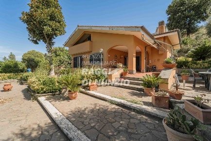 Foto Villa unifamiliare in Via Fontanile del Piscaro 41, Frascati di 300 m²
