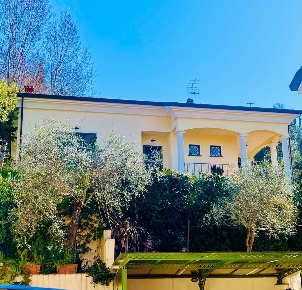 Foto Villa singola a Sarzana di 200 m² con 6 locali in vendita