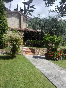 Foto Villa singola a Pietrasanta di 85 m² con 4 locali in affitto