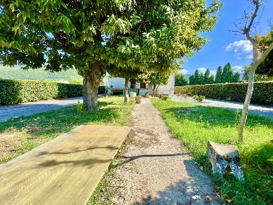 Foto Villa unifamiliare a Pietrasanta Caranna di 220 m² con 8 locali
