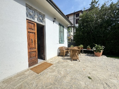 Foto Villa singola a Pietrasanta Caranna di 160 m² con 6 locali in affitto