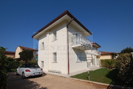 Foto Villa bifamiliare in Via manzoni, Pietrasanta di 160 m² con 7 locali