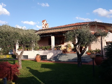 Foto Villa unifamiliare in Via del Goriello 3-13, Pietrasanta di 250 m²