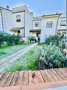 Foto Villa a schiera a Pietrasanta di 120 m² con 6 locali in vendita