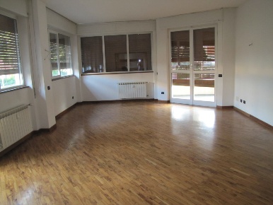 Foto Appartamento a Sarzana Centro di 120 m² con 4 locali in vendita