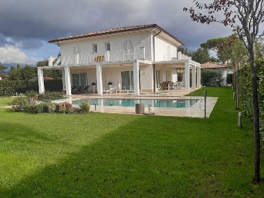 Foto Villa unifamiliare a Pietrasanta di 285 m² con 9 locali in affitto
