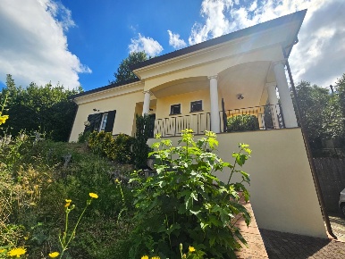 Foto Villa unifamiliare a Sarzana di 144 m² con 6 locali in vendita