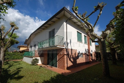 Foto Villa unifamiliare in Via Asmara 70, Pietrasanta di 200 m² in vendita