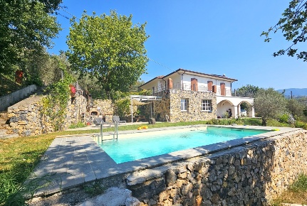 Foto Villa unifamiliare in Via Luparello 5, Sarzana di 287 m² con 8 locali