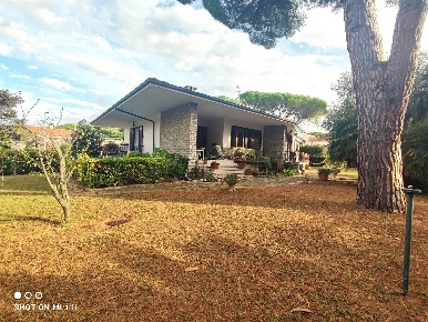 Foto Villa unifamiliare a Livorno Ardenza di 250 m² con 14 locali