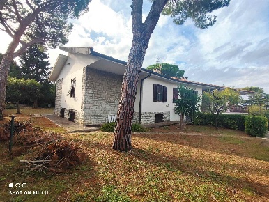 Foto Villa unifamiliare a Livorno Ardenza di 250 m² con 14 locali