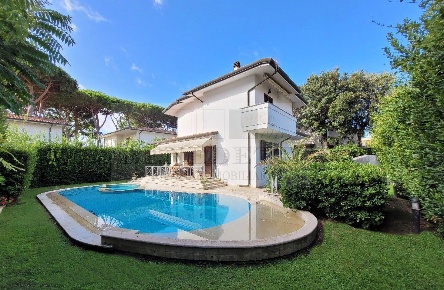 Foto Villa unifamiliare in Via Goldora, Pietrasanta di 130 m² con 6 locali