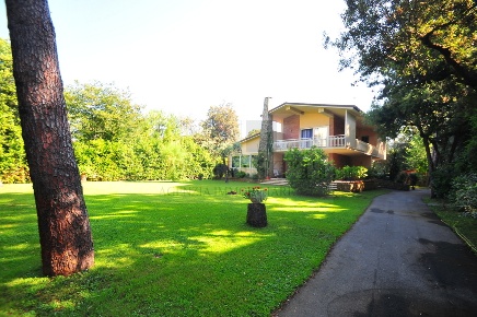 Foto Villa unifamiliare a Pietrasanta di 190 m² con 7 locali in vendita